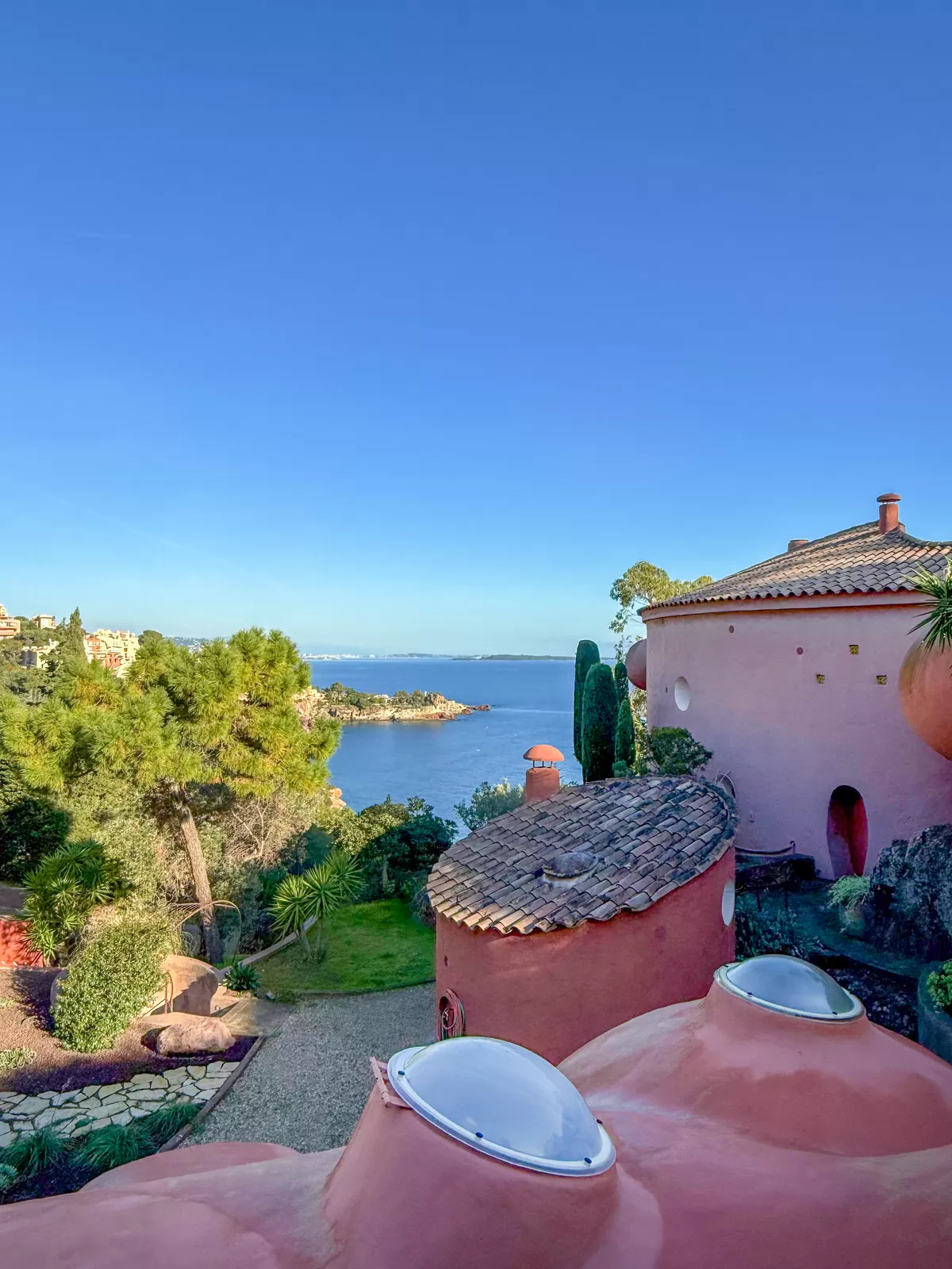 Die roten Esterel-Felsen an der Küste von Théoule-sur-Mer
